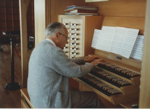 Jerusalem Center organ performance softened visiting reporters
